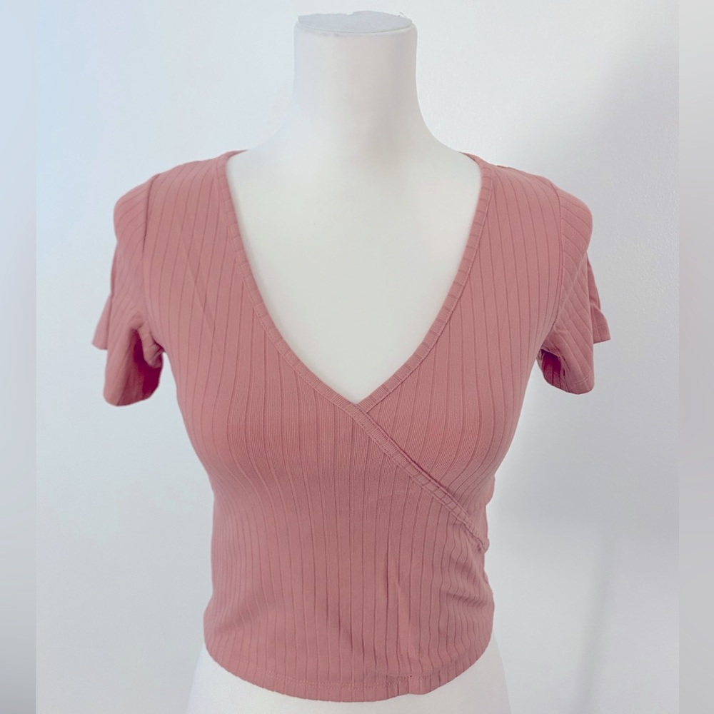Ribbed crop top, various sizes.
